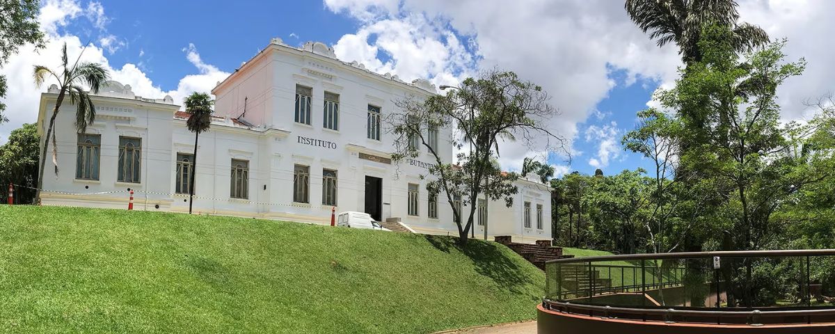O Instituto Butantan fica em um grande casarão branco, no Bairro do Butantã. 