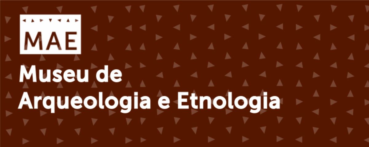 Banner na cor marrom do MAE - Museu de Arqueologia e Etnologia. 