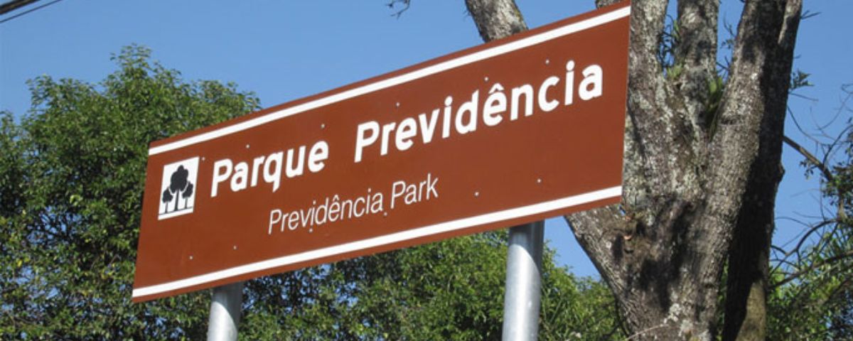 Placa na entrada do Parque da Previdência, no Bairro do Butantã, com o nome do mesmo. 