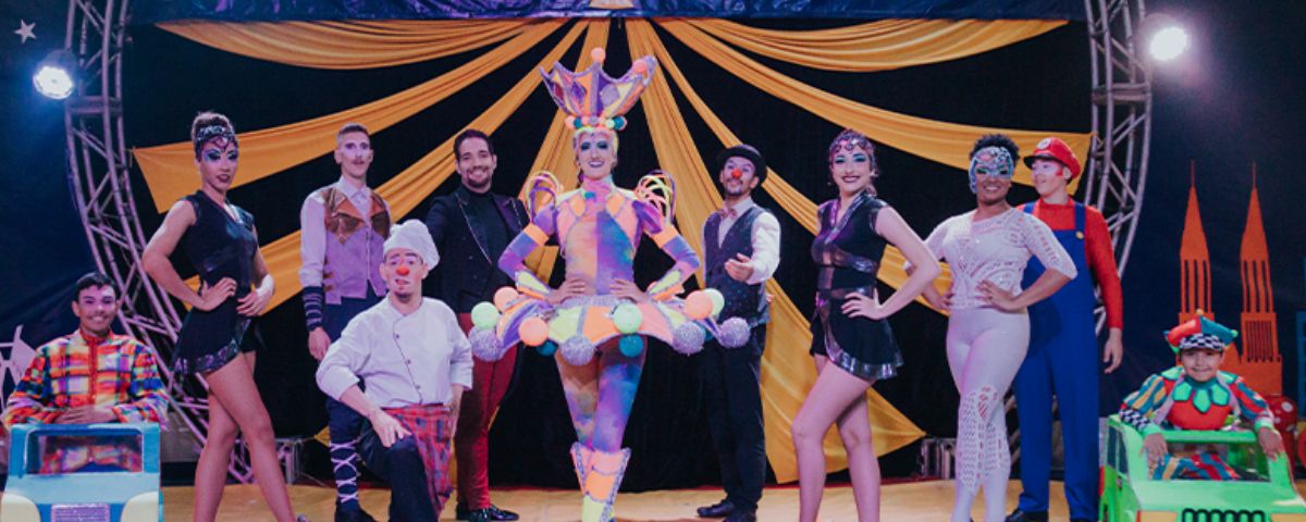 Artistas de circo se apresentando em um circo em SP. 