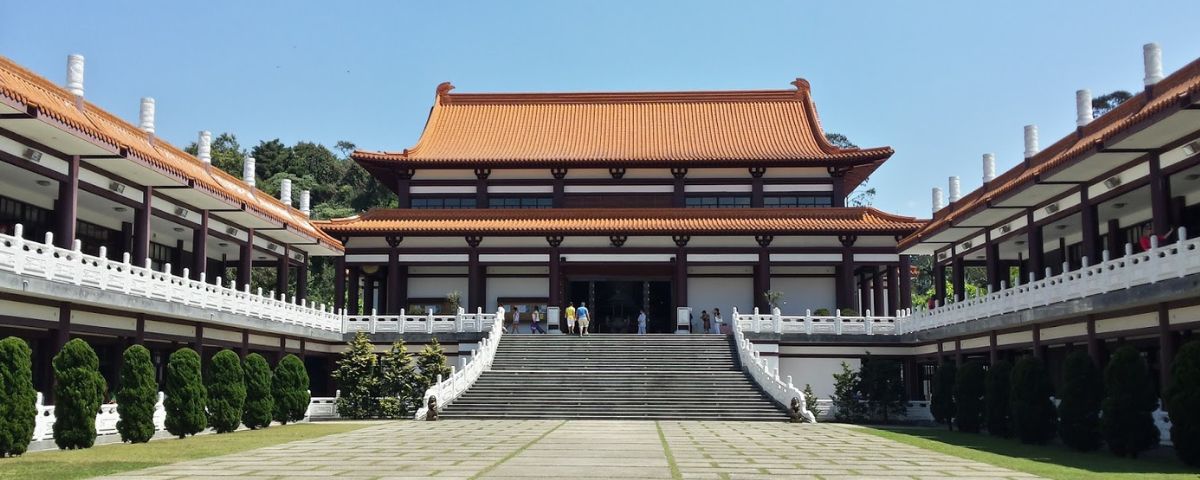 Entrada do Templo Zu Lai, com uma grande escadaria. Ele fica localizado em Cotia, umas das cidades próximas a SP. 