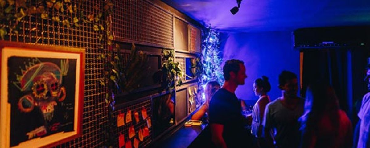 Ambiente de balada iluminado com luz negra, ideal para celebrar o aniversário em SP com os amigos. 