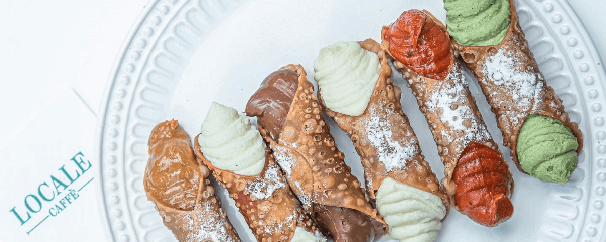Cannolis com diversos recheios de cores diferentes. 