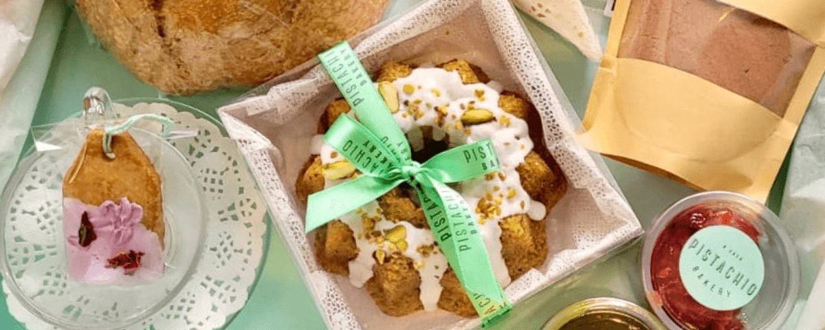 Diversas comidas com pistache são vendidas na Pistachio Bakery. 