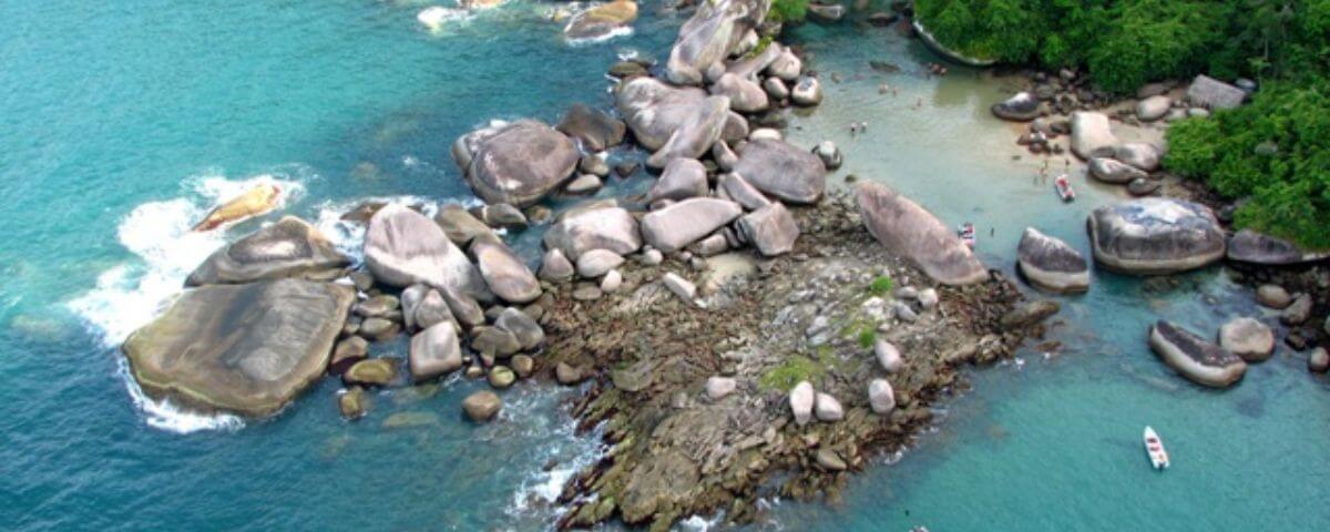 Vista de cima de uma pequena ilha de pedras no mar. Dia 4 de junho é celebrado o Dia Mundial do Meio Ambiente. 