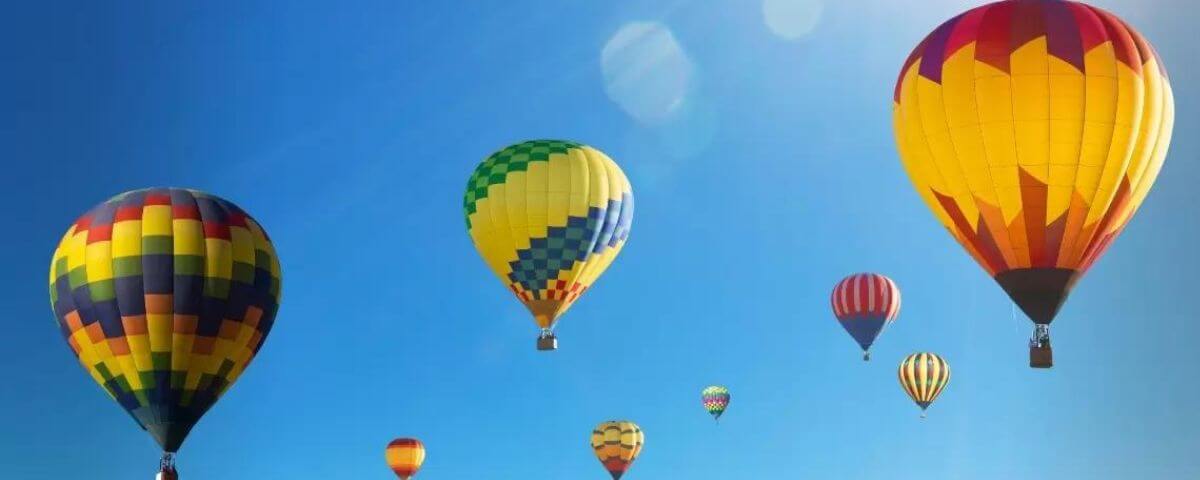 Balões coloridos voando no céu de Boituva. 