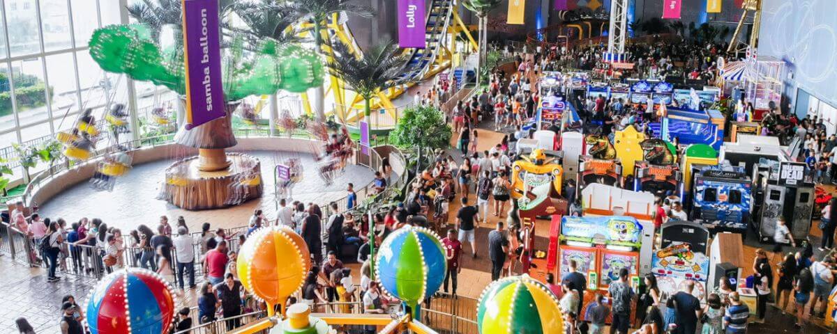 O Playcenter é uma das opções de passeios com crianças em SP. O espaço possui diversos brinquedos.