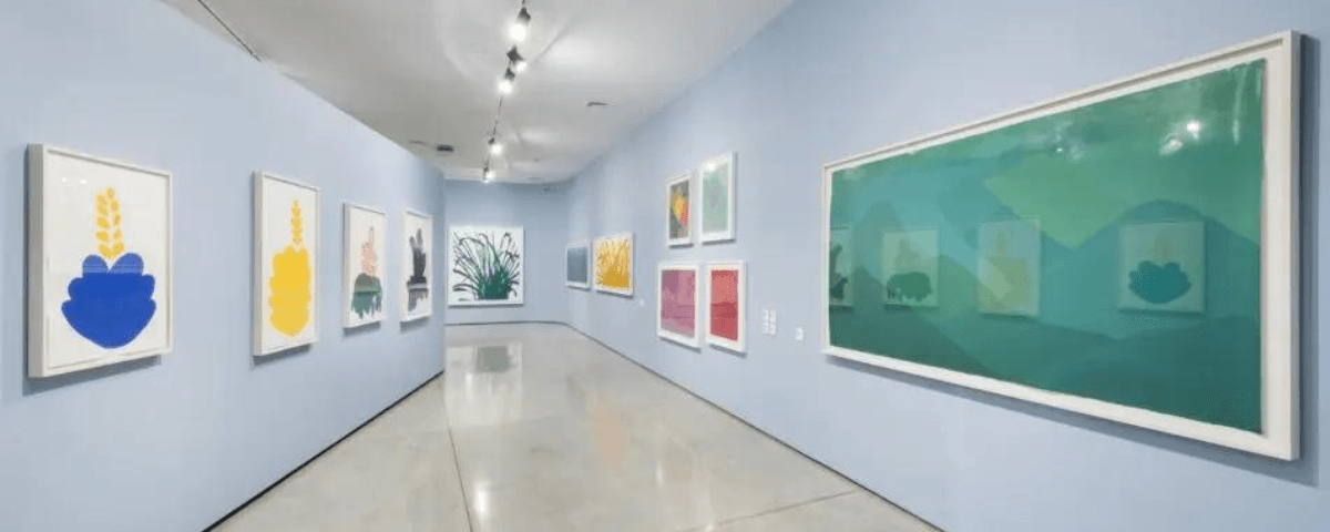Sala do Museu de Arte Moderna de São Paulo, com diversos quadros na parede. O local é um dos que faz parte da agenda de exposições no mês de junho. 