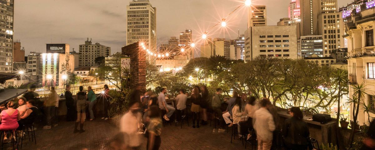 A Balsa, uma das baladinhas em SP, possui uma área ao ar livre com luzes e vista para o Centro de São Paulo. 