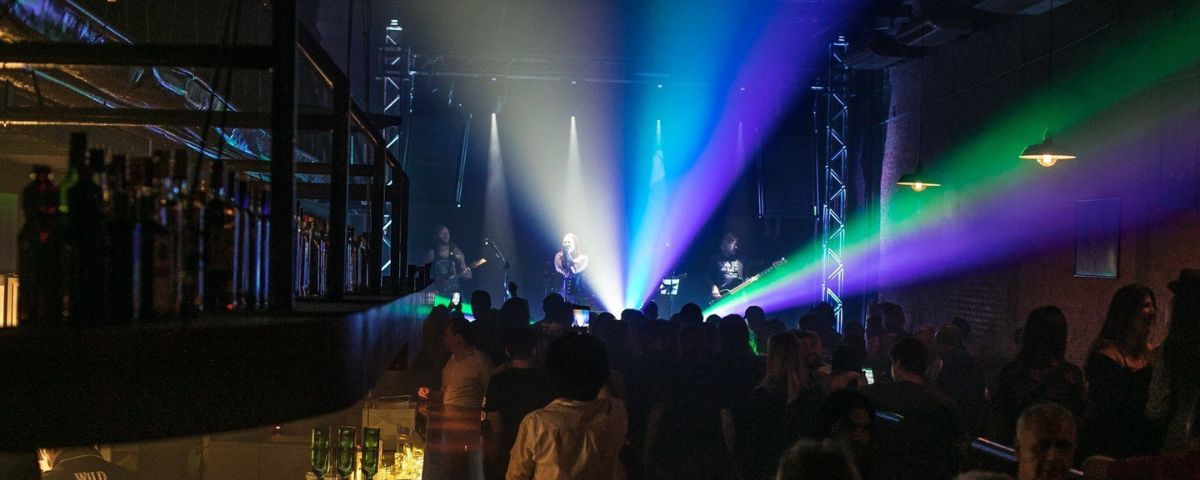 Banda se apresentando no palco do Marrison Rock Bar no Dia Mundial do Rock em SP. 