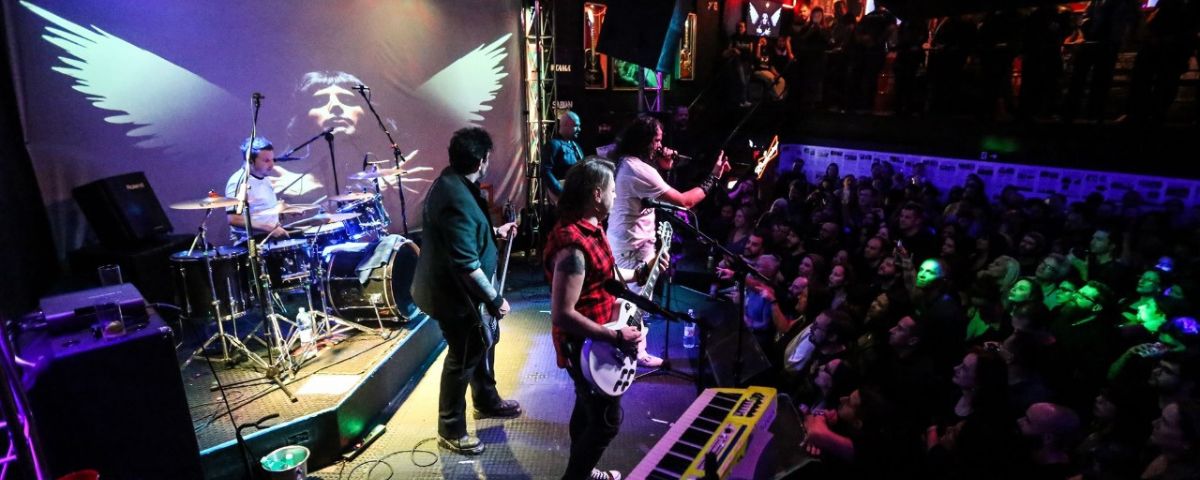 Banda de rock se apresentando em palco. 