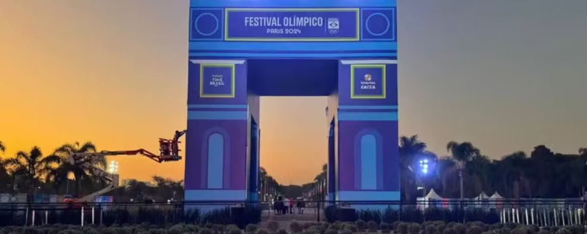 Entrada da Fan Fest, com uma imitação do Arco do Triunfo. O evento vai transmitir as Olimpíadas 2024. 