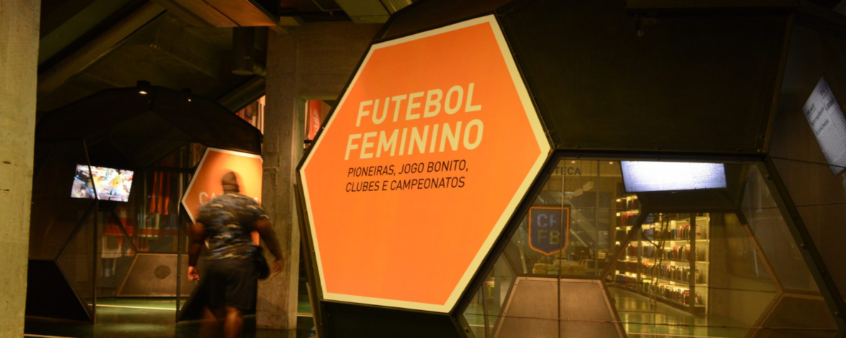 Exposição sobre o futebol feminino no Museu do Futebol.