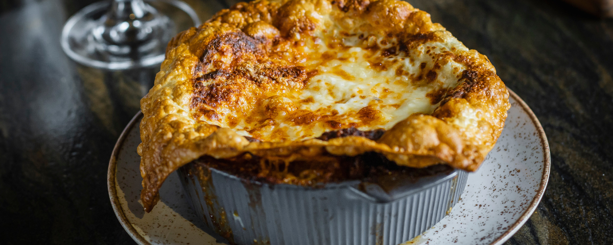 Lasanha com queijo gratinado por cima. 