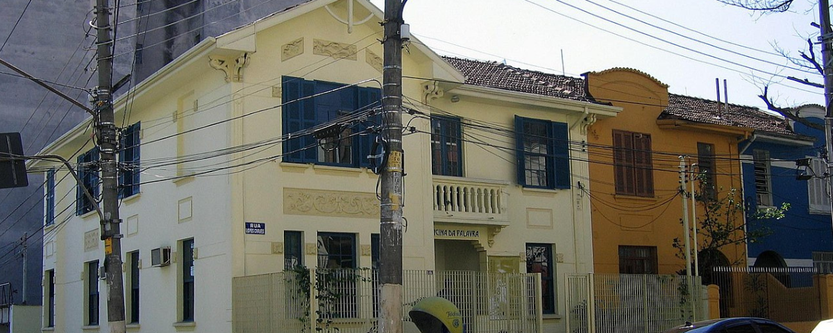 A Casa Mário de Andrade fica em um casarão amarelo que representa a arquitetura em SP.