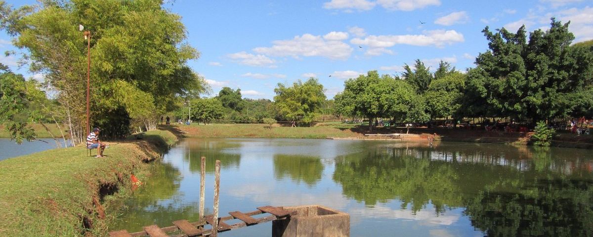 Lago em região do guia rural de SP. 