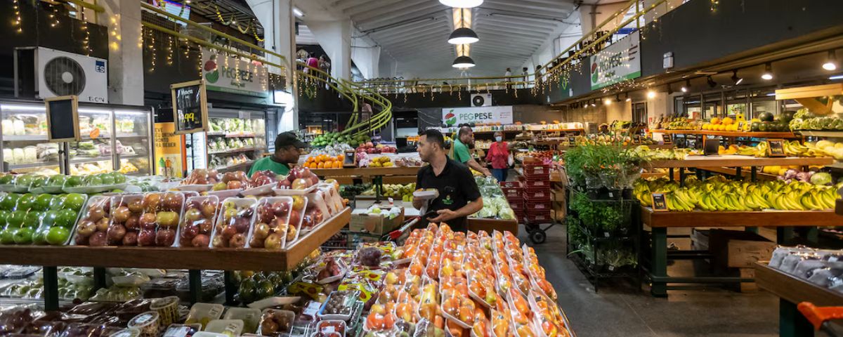 Diversas frutas e verduras expostas no Mercadão de Pinheiros. 