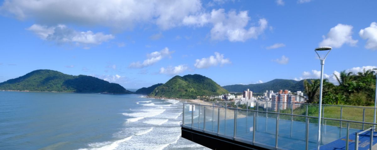 Vista da praia no Mirante das Galhetas, um dos passeios no Guarujá. 