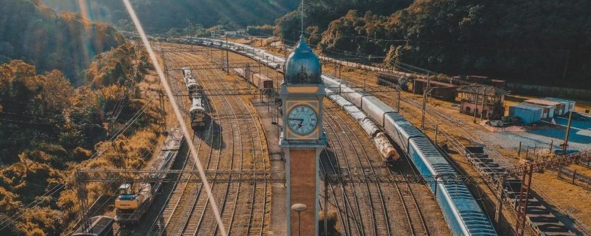 Estação de trem com arquitetura antiga em Paranapiacaba. 