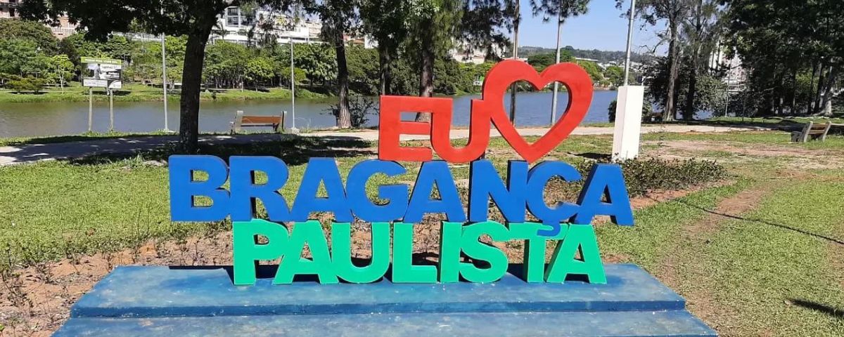 Escultura escrito "Eu amo Bragança Paulista". 