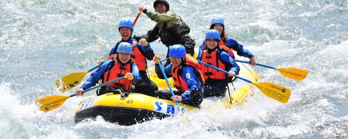 Pessoas praticando rafting. 