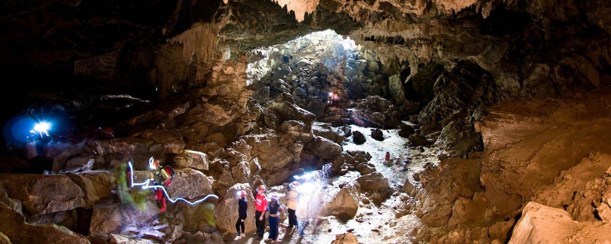 Pessoas visitando caverna no interior de SP. 