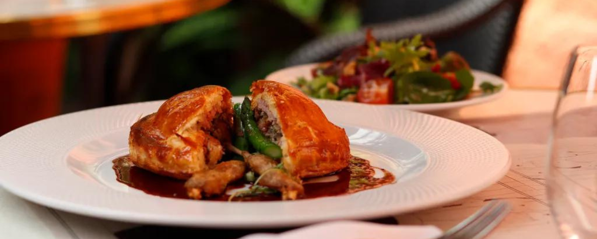 Bife Wellington, servido no Bistrô de Paris, um dos lugares franceses em SP. 