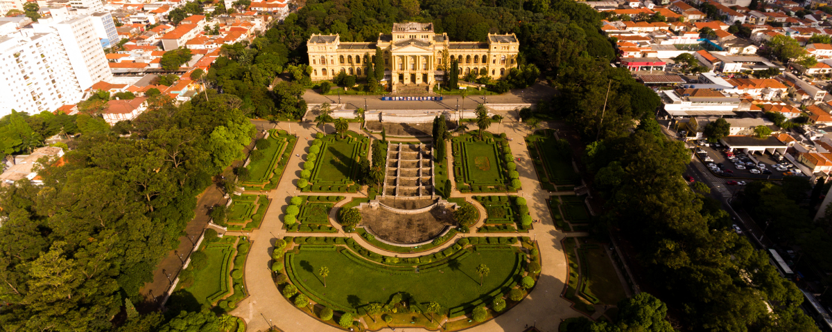 Visão aérea do Parque da Independência, que possui jardins que lembram os do Palácio de Versalhes.