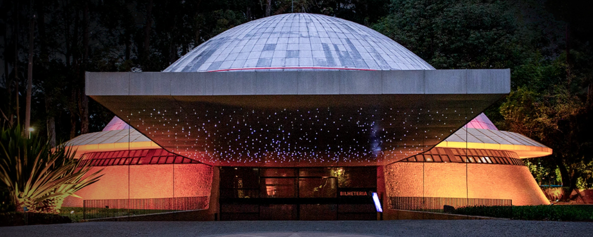 Entrada do Planetário do Ibirapuera, um local perfeito para estudar astronomia em SP. 