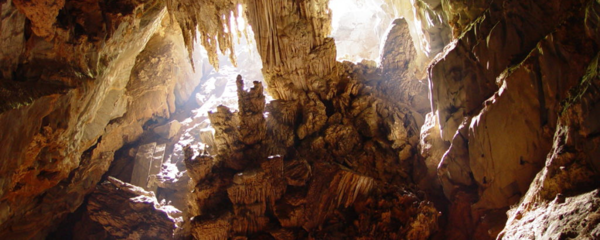 Uma das grutas em SP, com diversas pedras em formato pontiagudo. 