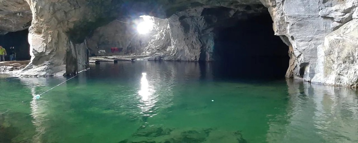 Gruta do Anjo, uma das grutas em SP, que possui água na cor esverdeada por entre as pedras. 