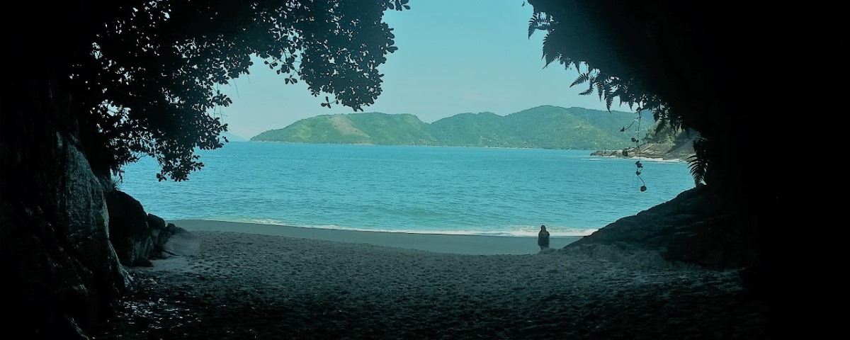 Gruta de frente para a praia. 