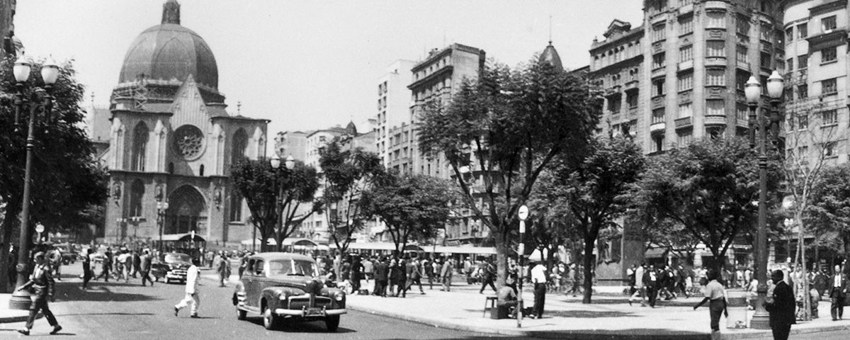 Região da Praça da Sé antigamente, em um retrato preto e branco.