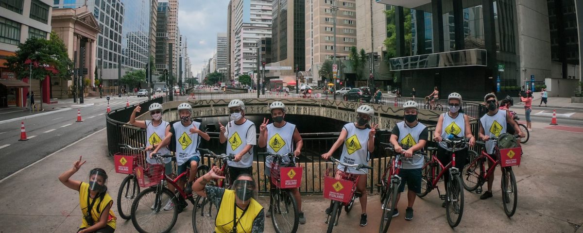 Pessoas andando de bicicleta pela Avenida Paulista, no primeiro Passeio Guiado para o Público TEA. 