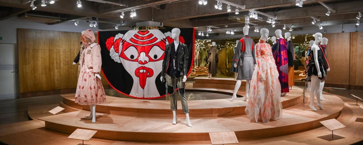 Exposição Moda em 15 Atos, com manequins em diversas roupas de estilo japonês, uma das exposições de arte em SP. 