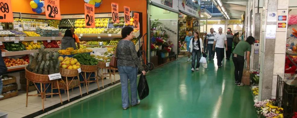 Corredor do Mercado Municipal do Ipiranga, com diversas lojas. 