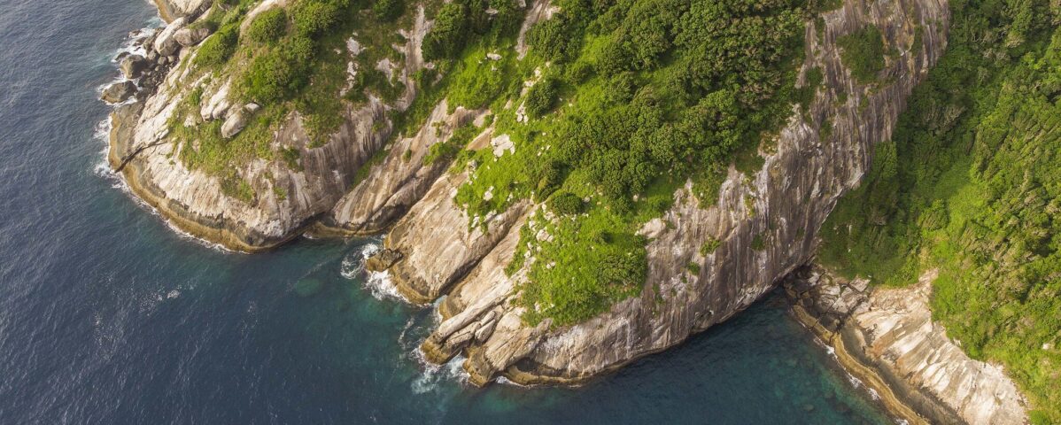 A imagem mostra uma ilha no mar