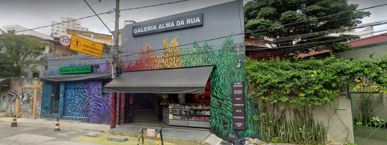 A imagem mostra a fachada da Galeria Alma da Rua com artes pintadas