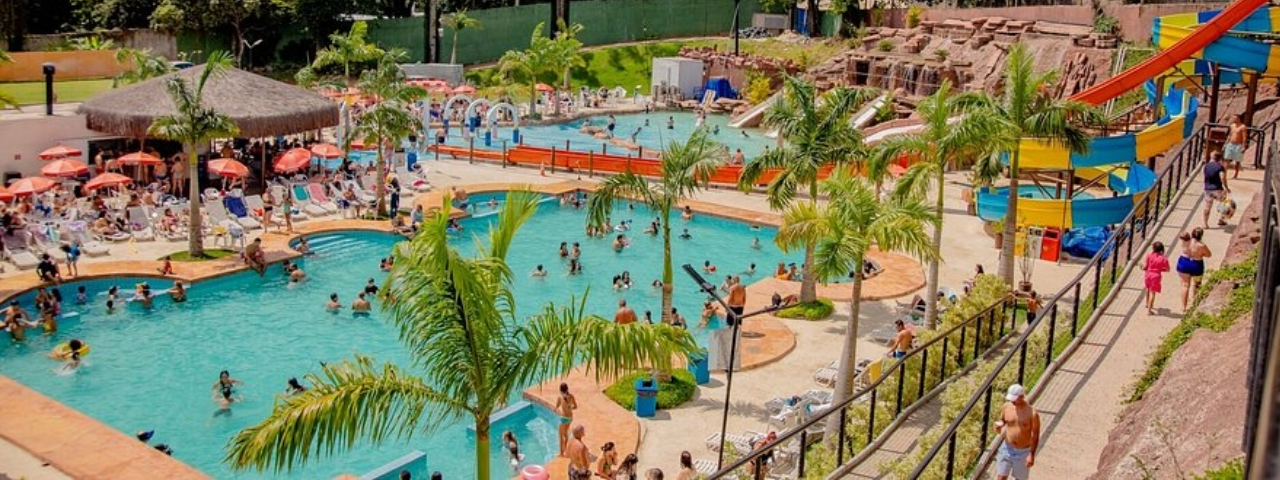 A imagem ampliada mostra as piscinas e toboágua do parque aquático Blue Beach Park