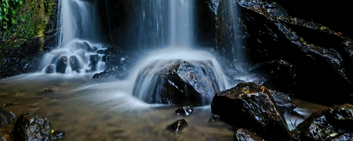 A imagem mostra as pedras de uma cachoeira 