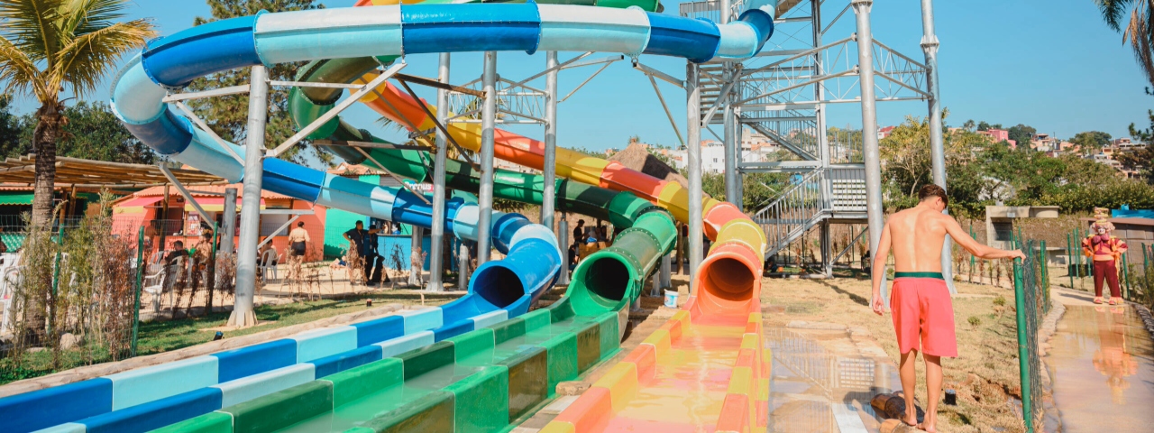 A imagem mostra os tobogãs do parque aquático Thermas da Mata