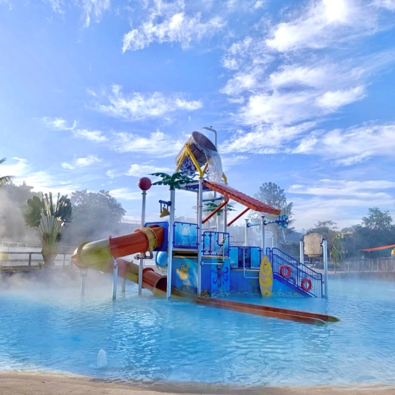 A imagem mostra o playground para as crianças dentro da piscina térmica do Thermas da Mata