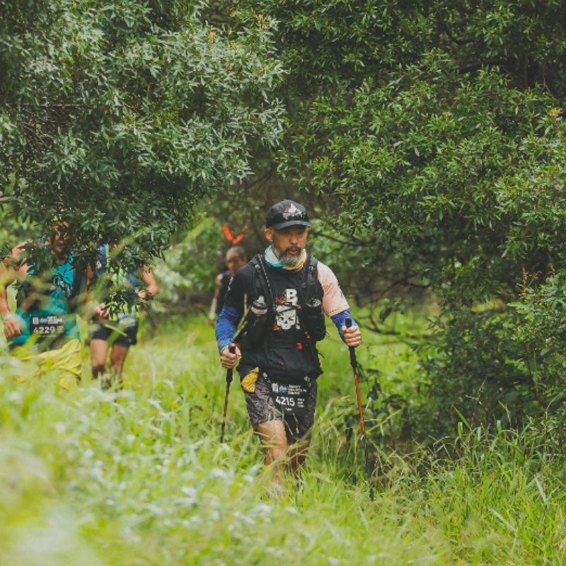 Atleta em competição em meio à natureza.