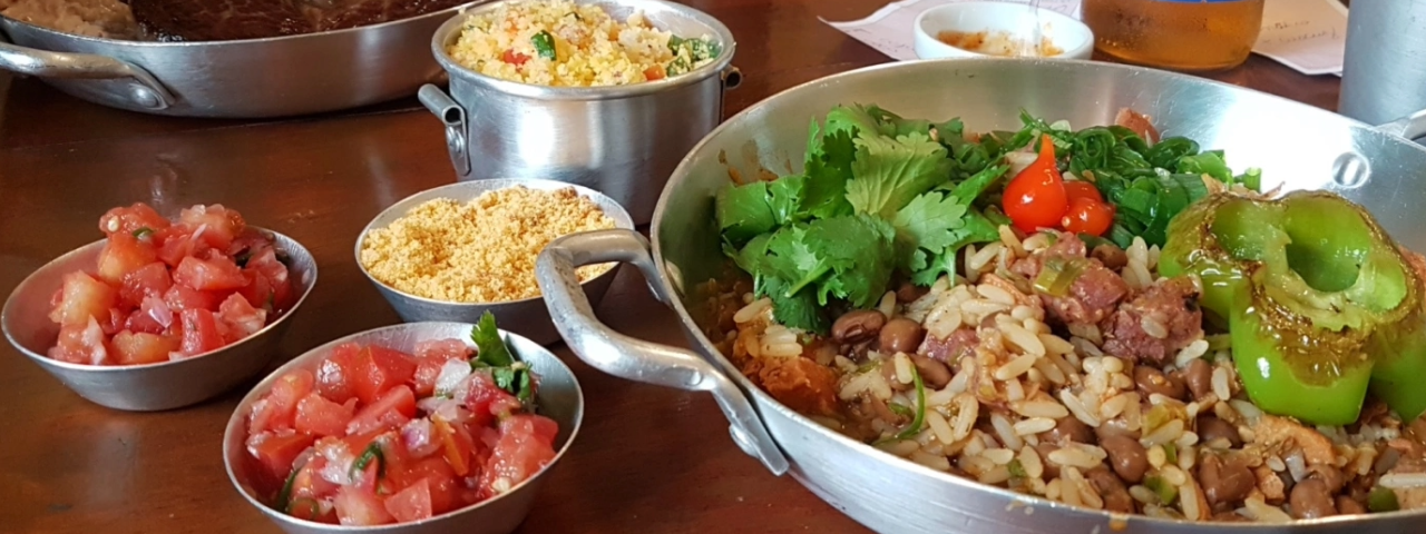 Mesa com pratos típicos no restaurante Jesuíno Brilhante