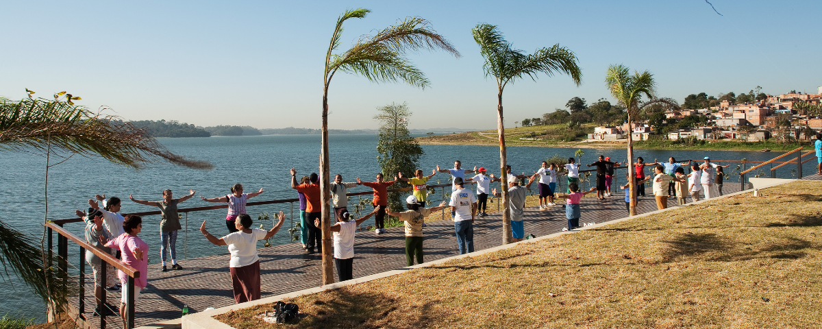 Pessoas aproveitando um dia de sol para praticar atividades ao ar livre no Parque Cantinho do Céu, em contato com a natureza em SP
