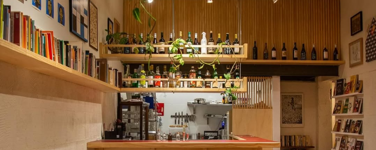 Balcão do bar do Lardo, conhecido por seus drinks autorais, pronto para o movimento do sextou em SP