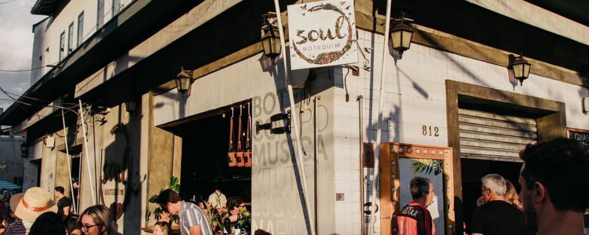Fachada convidativa do Soul Botequim à noite, um ótimo destino para um sextou com drinks autorais em SP
