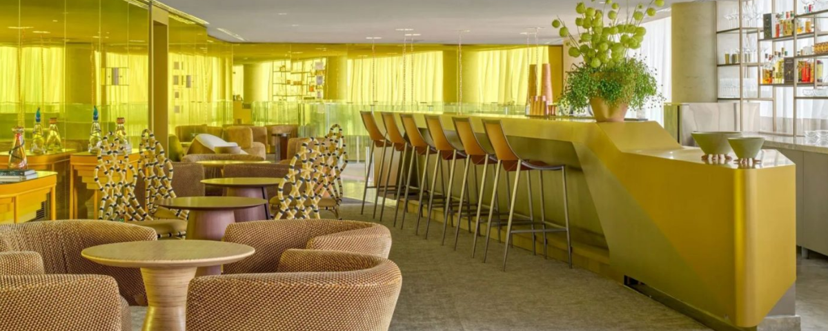 Parte interna aconchegante do Yōso Bar e Café, ideal para um sextou com drinks autorais e boa conversa
