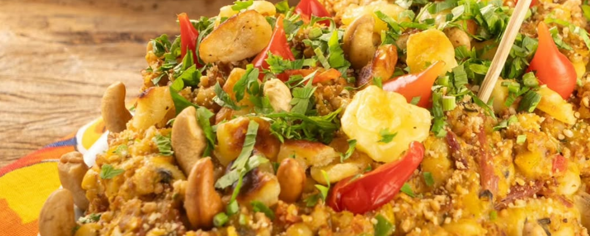 Generoso prato de baião de dois, especialidade do restaurante Chapéu de Couro, referência em comida sertaneja em SP