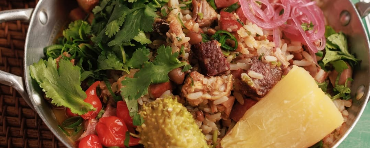 Prato caprichado de baião de dois do renomado restaurante Jesuíno Brilhante, sinônimo de autêntica comida sertaneja em SP